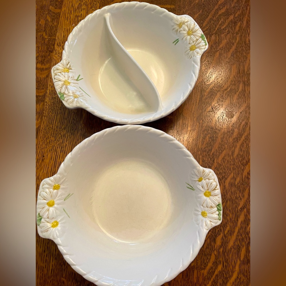 METLOX POPPYTRAIL SCULPTURED DAISY DIVIDED VEGETABLE AND ROUND SERVING BOWL